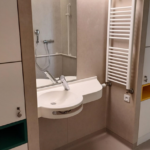 Salle de bains partagée entre deux chambres